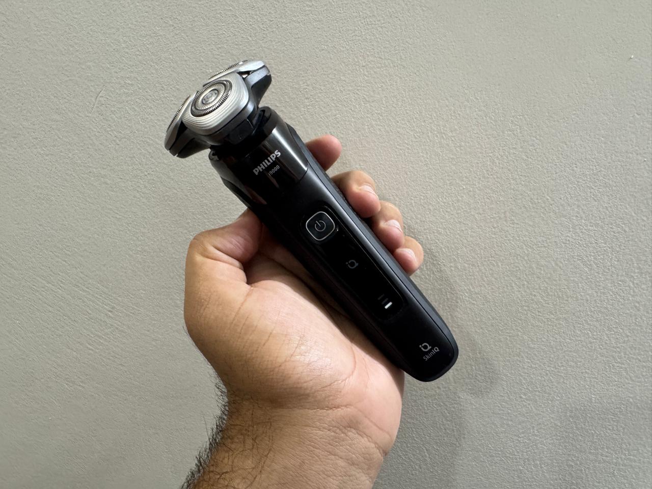 i9000 steps up from its predecessors with a grippier, ergonomic design.