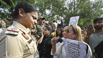 A protester at Connaught Place remonstrates with a police constable. (Sanjeev Verma/HT Photo) A protester at Connaught Place remonstrates with a police constable. (Sanjeev Verma/HT Photo)