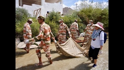 Armed forces personnel cleaning up Indus river in Leh on Tuesday. (HT Photo) Armed forces personnel cleaning up Indus river in Leh on Tuesday. (HT Photo)