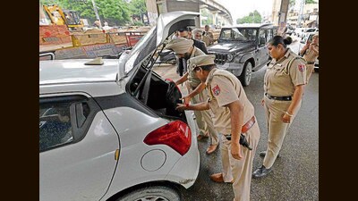 Cops during a vehicle checking drive in Ludhiana on Tuesday. (Gurpreet Singh/HT)
