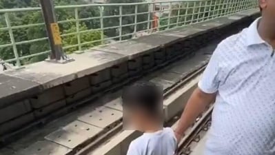 A video shows a young boy urinating inside a metro station in Delhi (X/@TazaTamacha) A video shows a young boy urinating inside a metro station in Delhi (X/@TazaTamacha)