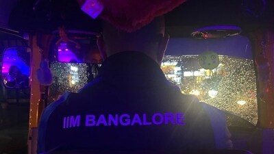 Bengaluru auto driver in an IIM-Bangalore jacket. (X/@theanxiouslab) Bengaluru auto driver in an IIM-Bangalore jacket. (X/@theanxiouslab)