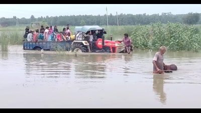 Residents of flood hit Abdullapur village in Hoshiarpur moving to safer places. (HT Photo) Residents of flood hit Abdullapur village in Hoshiarpur moving to safer places. (HT Photo)