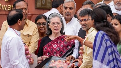 Congress MP Sonia Gandhi, DMK MP TR Baalu, NCP (SP) MP Supriya Sule and other INDIA bloc members wear onion garlands and join hands as they demand Minimum Support Price (MSP) for onions during protests in today's Parliament session. (Ravi Choudhary/PTI) Congress MP Sonia Gandhi, DMK MP TR Baalu, NCP (SP) MP Supriya Sule and other INDIA bloc members wear onion garlands and join hands as they demand Minimum Support Price (MSP) for onions during protests in today's Parliament session. (Ravi Choudhary/PTI)