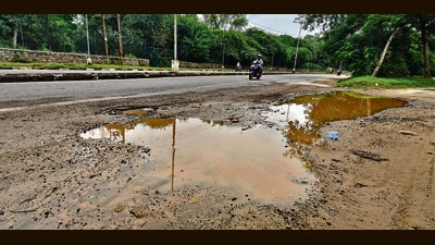 The MC, which is responsible for maintaining over 2,000km of roads is facing a severe fund crunch. (Ravi Kumar/HT) The MC, which is responsible for maintaining over 2,000km of roads is facing a severe fund crunch. (Ravi Kumar/HT)