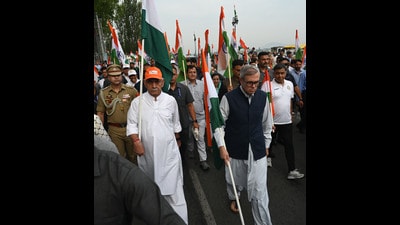 j&k LG Manoj Sinha with CM Omar Abdullah during Tiranga Rally on the banks of Dal Lake in Srinagar on Tuesday. (Waseem Andrabi/HT) j&k LG Manoj Sinha with CM Omar Abdullah during Tiranga Rally on the banks of Dal Lake in Srinagar on Tuesday. (Waseem Andrabi/HT)