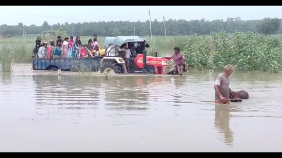 Residents of flood hit Abdullapur village in Hoshiarpur moving to safer places. (HT Photo)