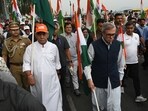j&k LG Manoj Sinha with CM Omar Abdullah during Tiranga Rally on the banks of Dal Lake in Srinagar on Tuesday. (Waseem Andrabi/HT)