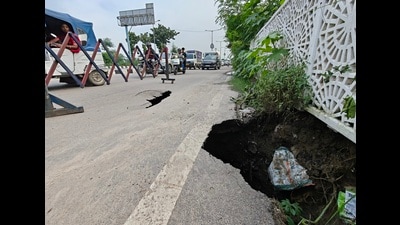 A stretch of road on G20 Road near Shaheed Path has been cordoned off as it has begun sinking. (Deepak Gupta/HT) A stretch of road on G20 Road near Shaheed Path has been cordoned off as it has begun sinking. (Deepak Gupta/HT)