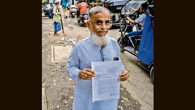 Jogeshwari West resident Mansoor Darvesh has been pleading with the BMC to construct a footpath along Swami Vivekananda Road, from Millat Hospital to the Amboli BIT Chowky, for more than three years now (Satish Bate/ Hindustan Times) Jogeshwari West resident Mansoor Darvesh has been pleading with the BMC to construct a footpath along Swami Vivekananda Road, from Millat Hospital to the Amboli BIT Chowky, for more than three years now (Satish Bate/ Hindustan Times)