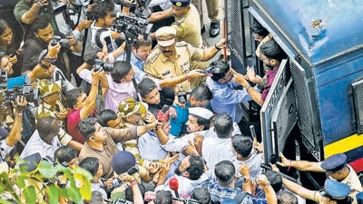 Mumbai Police detained workers of the Marathi Ekikaran Samiti during a protest at Dadar Kabutarkhana. (Raju Shinde/ HT Photo) Mumbai Police detained workers of the Marathi Ekikaran Samiti during a protest at Dadar Kabutarkhana. (Raju Shinde/ HT Photo)