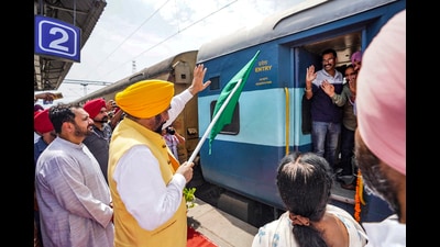 Punjab chief minister Bhagwant Mann flags off a team of women sarpanches and panches from Sirhind to Nanded in Maharashtra. (PTI)
