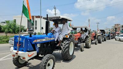 Several farmer unions under the banner of Samyukt Kisan Morcha (SKM) protested against the government’s alleged apathy over no compensation or girdawari for reported damage due to the spread of virus infection in Karnal on Wednesday. (HT Photo)