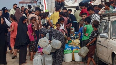 Palestinians queue to fill up on drinking water in the sweltering heat in the Mawasi area of Khan Yunis in the southern Gaza Strip on August 12, 2025. (AFP) Palestinians queue to fill up on drinking water in the sweltering heat in the Mawasi area of Khan Yunis in the southern Gaza Strip on August 12, 2025. (AFP)