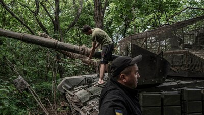 A tank crew from the 68th Jaeger Brigade performs maintenance work hidden in a line of trees in Ukraine’s Donetsk region. (Manu Brabo for WSJ) A tank crew from the 68th Jaeger Brigade performs maintenance work hidden in a line of trees in Ukraine’s Donetsk region. (Manu Brabo for WSJ)