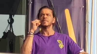 Look closely, this is the picture of Shah Rukh Khan. This was taken during one of the IPL matches earlier this year when Shah Rukh was seen cheering for his team KKR. Look closely, this is the picture of Shah Rukh Khan. This was taken during one of the IPL matches earlier this year when Shah Rukh was seen cheering for his team KKR.