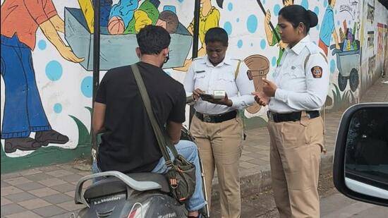 As per the information shared by the traffic police, beginning at exactly 12.01 am on Tuesday, the special operation targeted motorists for a range of offences, including illegal parking on approach roads; stopping in no-parking zones; halting in pick-up/drop-off lanes for extended periods; obstructing free vehicle movement; and in some cases, driving without proper documents. (HT PHOTO)