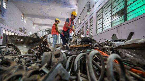To be sure, the ELV bans were first mandated by the National Green Tribunal in 2015 and reinforced by the Supreme Court in 2018 to tackle the NCR’s air pollution crisis. (Raj K Raj/HT Photos)