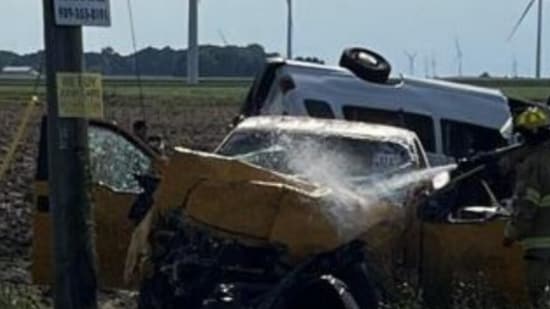 13 people were in the two vehicles, including 10 in the van. (X- @MIOHSP)