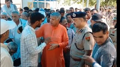 Bhiwani -Mahendergarh MP Dharambir Singh consoling the family members of deceased in Bhiwani on Thursday. (HT Photo) Bhiwani -Mahendergarh MP Dharambir Singh consoling the family members of deceased in Bhiwani on Thursday. (HT Photo)
