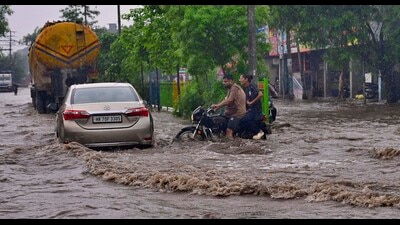Commuters make their way amid waterlogging on the Rahon road on Thursday. (Gurpreet Singh/HT) Commuters make their way amid waterlogging on the Rahon road on Thursday. (Gurpreet Singh/HT)