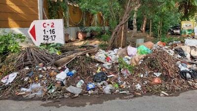 Garbage in DLF Phase 1 in Gurugram on Tuesday. (HT Photo) Garbage in DLF Phase 1 in Gurugram on Tuesday. (HT Photo)