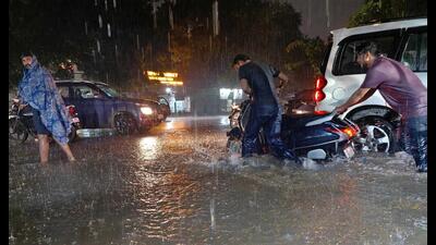 Heavy rain on Wedenesday late night leaves Vidhayak Awas, other Lucknow areas waterlogged (Deepak Gupta) Heavy rain on Wedenesday late night leaves Vidhayak Awas, other Lucknow areas waterlogged (Deepak Gupta)