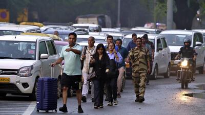 Passengers stuck in a traffic jam walk towards the airport on Sardar Patel Marg near Dhaula Kuan on Thursday. (Raj K Raj/HT Photo) Passengers stuck in a traffic jam walk towards the airport on Sardar Patel Marg near Dhaula Kuan on Thursday. (Raj K Raj/HT Photo)