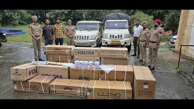 The police have also recovered two Mahindra Bolero vehicles, seven split air-conditioners, gold and silver ornaments, Raymond fabrics, 72 ladies’ suits and burglary tools. (HT Photo)