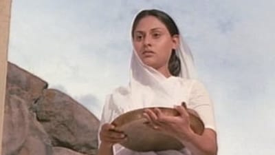 Actor Jaya Bachchan, who played Thakur's widowed daughter-in-law was pregnant with daughter Shweta Bachchan during the shoot of Sholay. She was pregnant with son Abhishek Bachchan during the premiere of the film. Actor Jaya Bachchan, who played Thakur's widowed daughter-in-law was pregnant with daughter Shweta Bachchan during the shoot of Sholay. She was pregnant with son Abhishek Bachchan during the premiere of the film. 