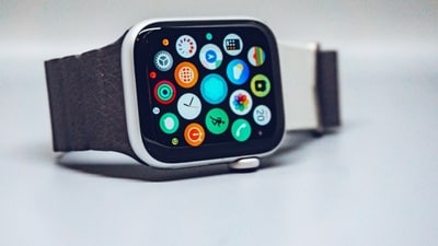 Older Apple Watch models faced swelling claims. Select US owners are receiving modest settlement payouts via emailed prepaid cards this week. (Unsplash)