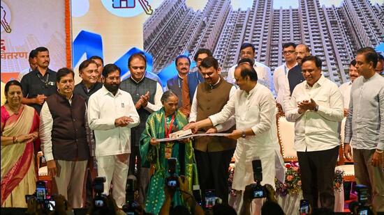 Mumbai, India. Aug 14, 2025: 16 residents of Worli BDD chawl received their newly home keys from Chief Minister Devendra Fadnavis, Deputy Chief Minister Eknath Shinde, and Ajit Pawar in the key distribution faction in Matunga, Mumbai. Mumbai, India. Aug 14, 2025. (Photo by Raju Shinde/HT Photo) (Raju Shinde)
