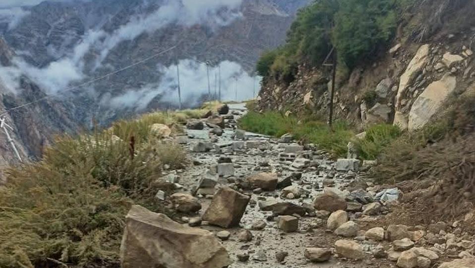 The border road from Namgia to Shipki La was blocked at various places between due to a landslide in Kinnaur district on Thursday. (HT Photo) The border road from Namgia to Shipki La was blocked at various places between due to a landslide in Kinnaur district on Thursday. (HT Photo)