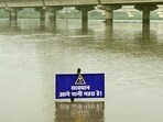 A signboard warns of high water level in the Yamuna. (Vipin Kumar/HT)