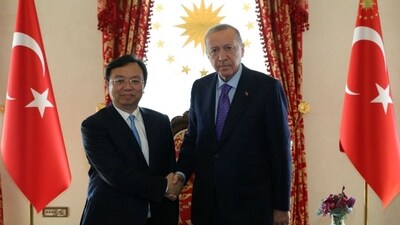 Turkish President Recep Tayyip Erdogan (right) shakes hands with Wang Chuanfu, chairman and CEO of China's BYD, during a meeting in Istanbul (AFP/ FILE PHOTO)