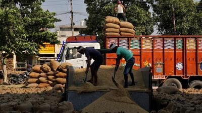 FILE PHOTO: Labourers unload rice crop from a trolley in a grain market. (REUTERS/Representative Image) FILE PHOTO: Labourers unload rice crop from a trolley in a grain market. (REUTERS/Representative Image)