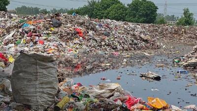 Garbage on the Gurugram-Farukhnagar road near Sultanpur National Park on Wednesday. (HT photo) Garbage on the Gurugram-Farukhnagar road near Sultanpur National Park on Wednesday. (HT photo)
