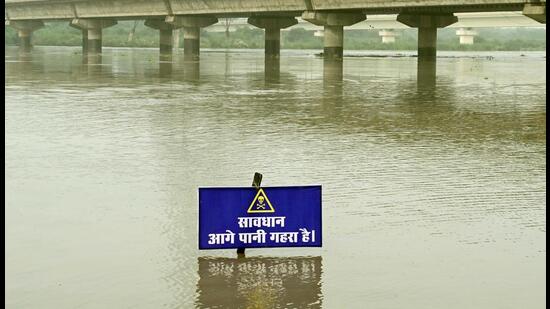 A signboard warns of high water level in the Yamuna. (Vipin Kumar/HT)