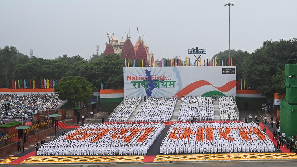 Volunteers dressed in white and orange created the words ‘Naya Bharat’ when viewed from above. (Ajay Aggarwal/Hindustan Times) Volunteers dressed in white and orange created the words ‘Naya Bharat’ when viewed from above. (Ajay Aggarwal/Hindustan Times)