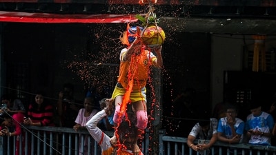 Govindas break the Dahi Handi by forming a human pyramid on the occasion of Gokulashtami festival in Mumbai, India. Aug 16, 2025. (Raju Shinde/HT Photo)