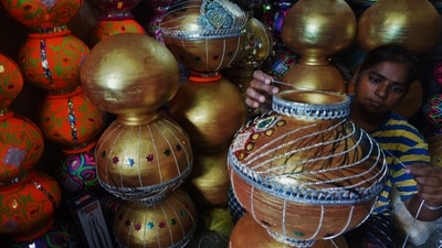 Women artists in Maharashtra were seen making and decorating matkis at Thane Jambhali Naka Market ahead of Janmashtami (Praful Gangurde/Hindustan Times)