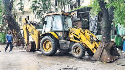 Mumbai, India. Aug 16, 2025: Mumbai Police arrested 15 people from Sion for the MTNL telephone cable theft case and seized a JCB. Mumbai, India. Aug 16, 2025. (Photo by Raju Shinde/HT Photo) (Raju Shinde) Mumbai, India. Aug 16, 2025: Mumbai Police arrested 15 people from Sion for the MTNL telephone cable theft case and seized a JCB. Mumbai, India. Aug 16, 2025. (Photo by Raju Shinde/HT Photo) (Raju Shinde)