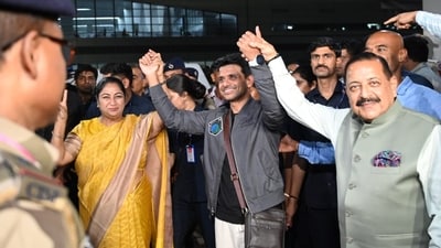 IAF Group Captain Shubhanshu Shukla being received by Delhi chief minister Rekha Gupta and Union minister Jitendra Singh at IGI airport early on Sunday (HT Photo/Arvind Yadav) IAF Group Captain Shubhanshu Shukla being received by Delhi chief minister Rekha Gupta and Union minister Jitendra Singh at IGI airport early on Sunday (HT Photo/Arvind Yadav)