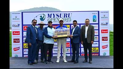 Yuvraj Sandhu (centre) receiving the trophy from Arjun Ranga, managing director, Cycle Pure Agarbathi, and Joseph Fransis, executive director and CEO, Rishi FIBC Solutions Pvt Ltd. (HT Photo) Yuvraj Sandhu (centre) receiving the trophy from Arjun Ranga, managing director, Cycle Pure Agarbathi, and Joseph Fransis, executive director and CEO, Rishi FIBC Solutions Pvt Ltd. (HT Photo)