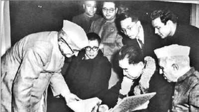 Zhou Enlai signs the visitor’s diary, flanked by then PM Jawaharlal Nehru and a young Dalai Lama in 1956. (Mahika Aggarwal) Zhou Enlai signs the visitor’s diary, flanked by then PM Jawaharlal Nehru and a young Dalai Lama in 1956. (Mahika Aggarwal)