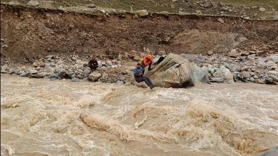 A stranded resident being rescued on Saturday after a cloudburst in the Miyar Valley of Lahaul-Spiti district. Two devotees hailing from Delhi were killed when the two were hit by shooting stones while they were on their way to Yulla Kanda Krishna temple in the Rora Valley of Kinnaur district in Himachal Pradesh to celebrate Shri Krishna Janmashtami on Saturday, officials said. (HT Photo)
