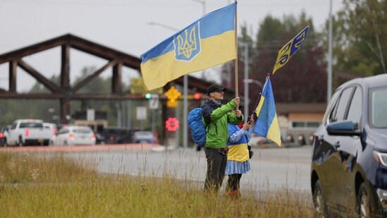 People hold flags as they take part in a demonstration in support of Ukraine, on the day Russia's President Vladimir Putin meets with U.S. President Donald Trump to negotiate an end to the war in Ukraine, outside Joint Base Elmendorf-Richardson in Anchorage, Alaska, U.S., August 15, 2025. REUTERS/Nathaniel Wilder(REUTERS)