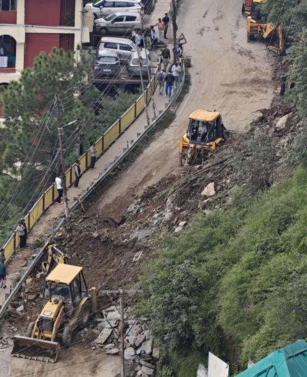 A landslide blocking the Mehli-old bus stand road near Vikas Nagar in Shimla on Saturday. (Deepak Sansta/HT) A landslide blocking the Mehli-old bus stand road near Vikas Nagar in Shimla on Saturday. (Deepak Sansta/HT)