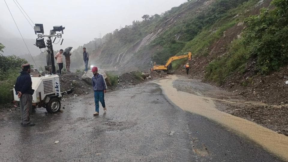 The Mandi-Kullu National Highway was closed due to a landslide in Mandi on Saturday morning. (HT Photo) The Mandi-Kullu National Highway was closed due to a landslide in Mandi on Saturday morning. (HT Photo)