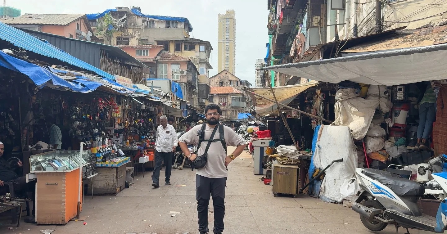Raunaq Sahni in Mumbai's Chor Bazaar (instagram) Raunaq Sahni in Mumbai's Chor Bazaar (instagram)